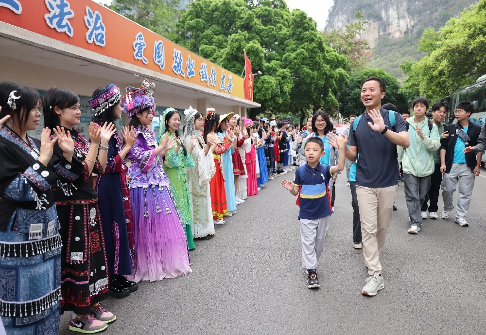 柳州香港青年交流 共绘民族团结同心圆